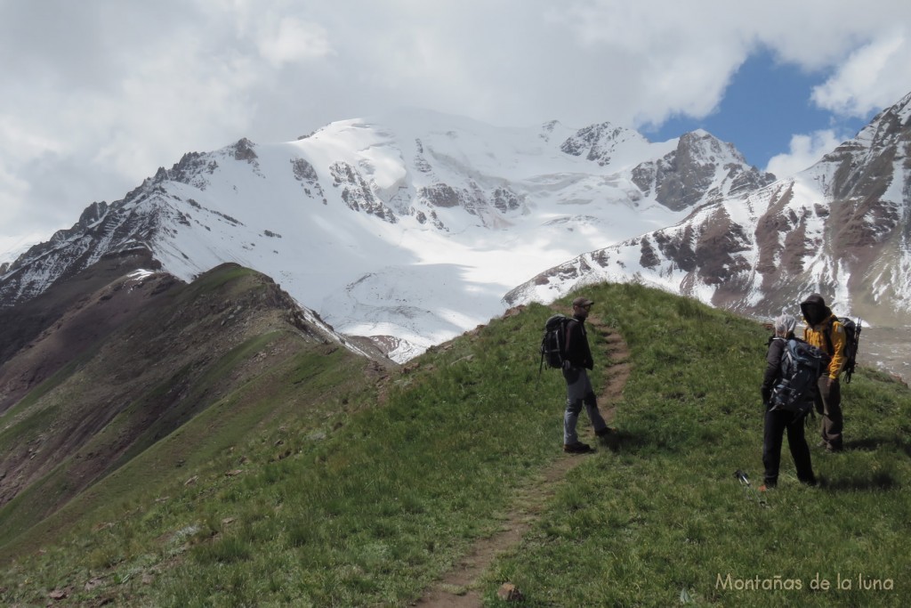 Seguimos por la parte más alta de la ladera, al fondo el pico Pietroshkogo, delante Javi, Luis y un guía Sherpa